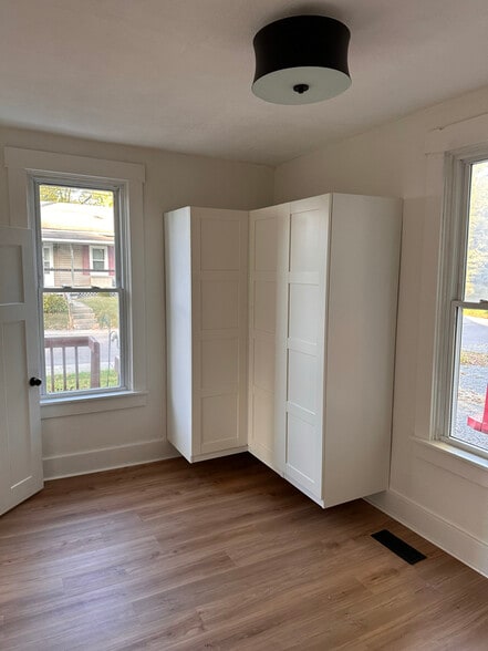 Building Photo - 564 Cooper Ave