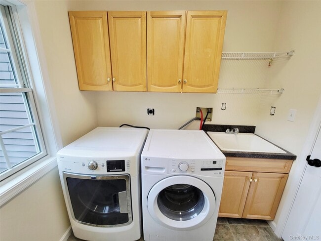 Building Photo - 41 NY-208