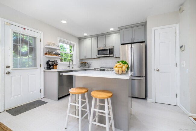 Building Photo - 1115 Black Rock Tpke