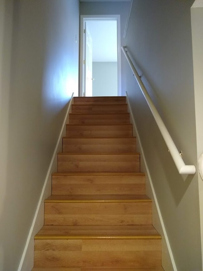 Building Photo - 2 bedroom Townhome: Oaklawn Park!