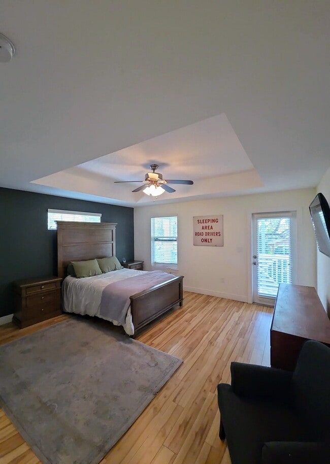 Building Photo - 857 10th Ave S