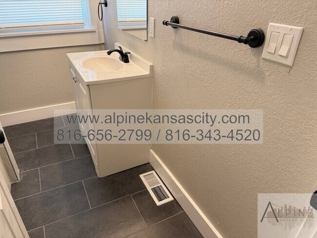 Building Photo - Updated Midtown Home Available