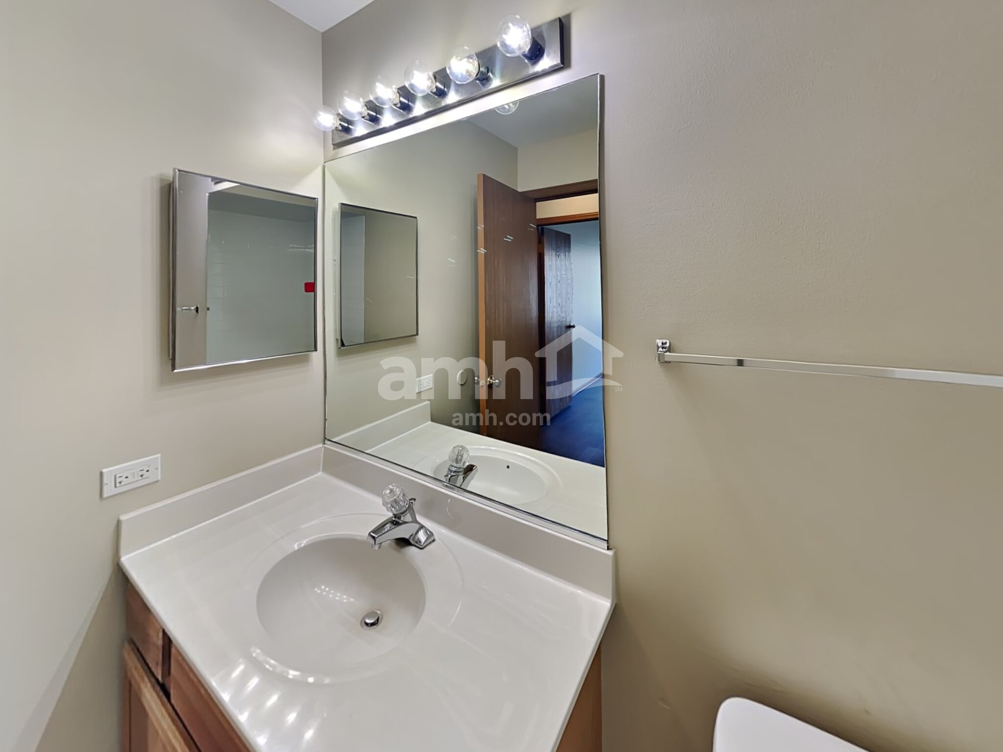 Building Photo - 440 Lowell Dr