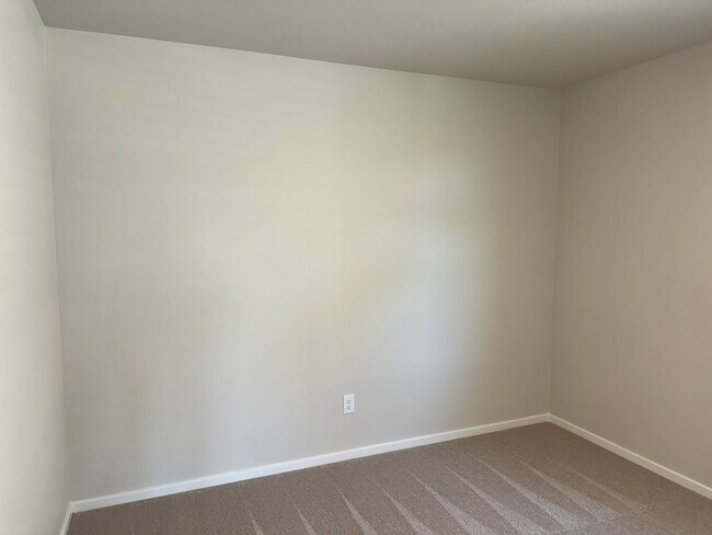 Building Photo - 4 bedroom 2.5 bathroom in Marcola Meadows!