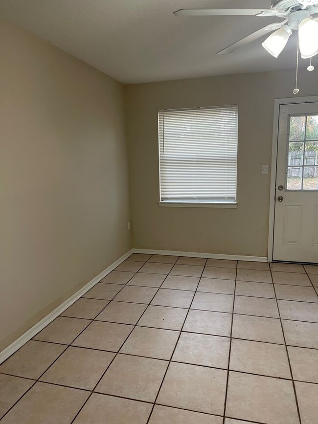 Building Photo - 3bed/2bath Single Family Home