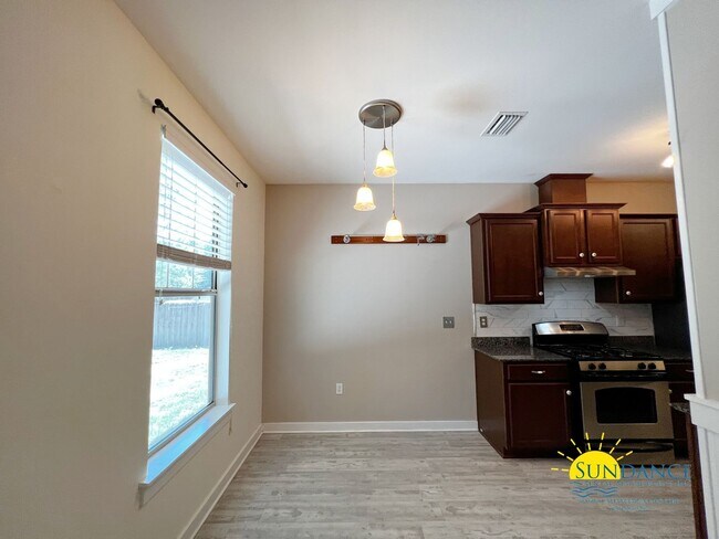 Building Photo - Walsh Glen Estates Crestview Home, call to...