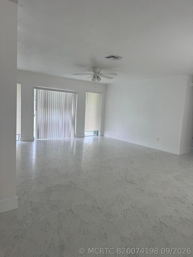 Building Photo - 141 SE Bonita Ct