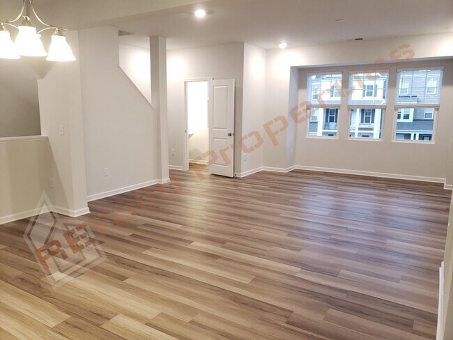 Building Photo - Luxury 3 Story 4 BD/3.5 Bath Townhome @ Sm...