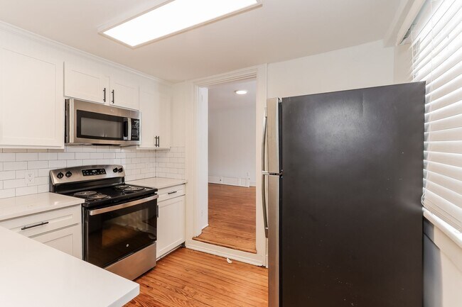 Building Photo - 2 bed/1 bath on King St. Live in the Heart...