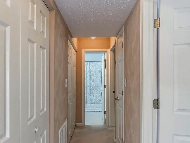 Building Photo - Townhome With Garage!