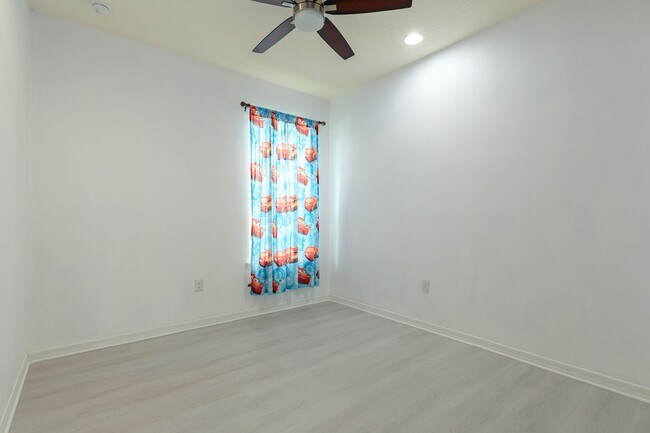 Building Photo - Swimming pool in Community here in this great 3 bdrm home!