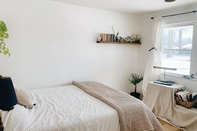 Building Photo - 4 bedroom house available SOON!