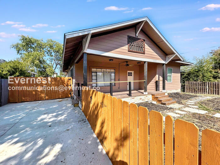 Building Photo - 207 University Ave.