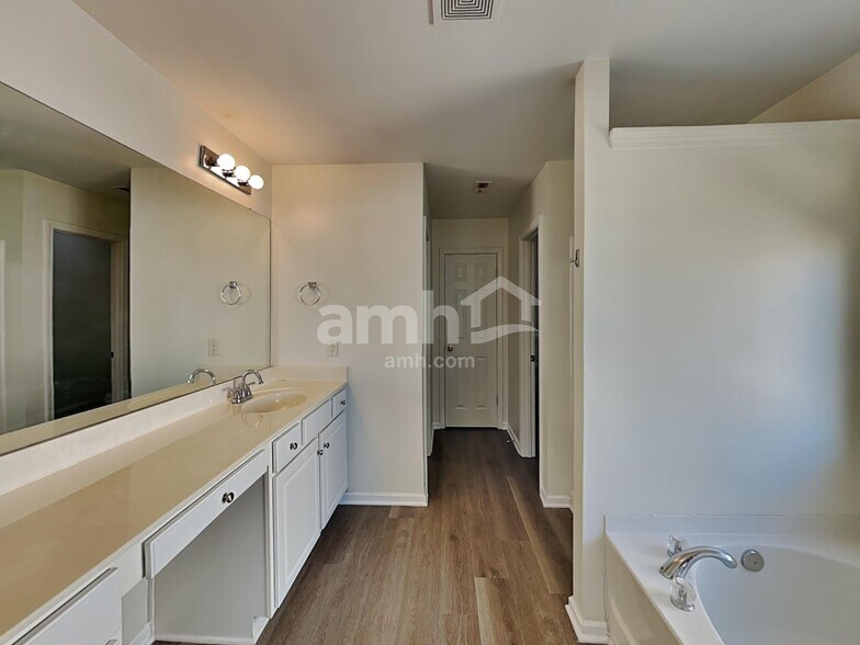 Building Photo - 1361 Pondhaven Dr