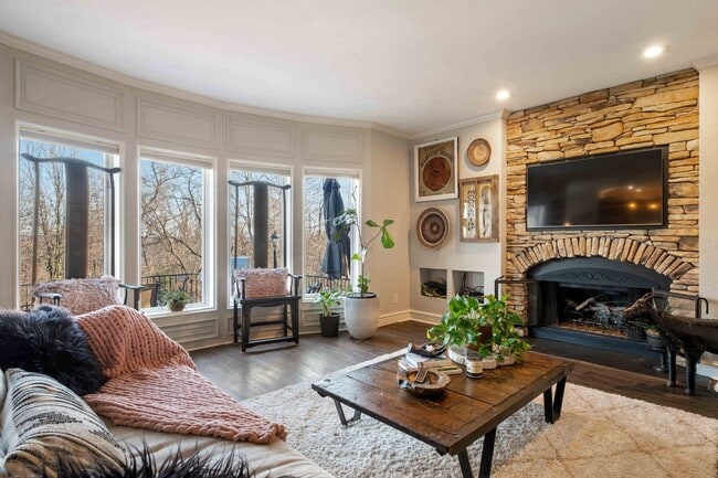 Building Photo - Fully-Furnished Luxurious Home in Nevillewood