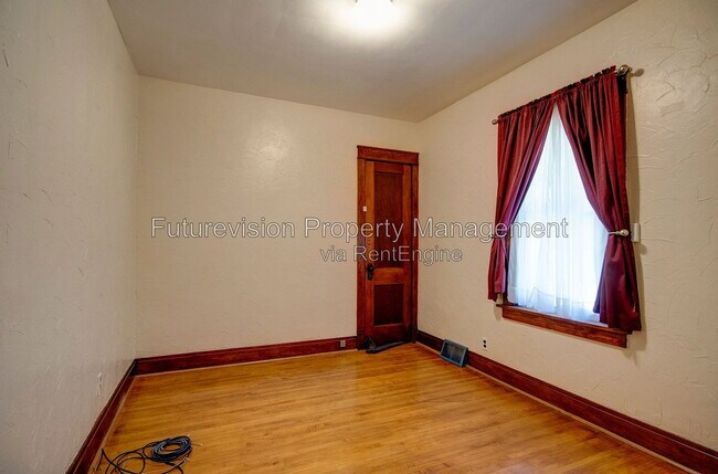 Building Photo - 1105 Summit St