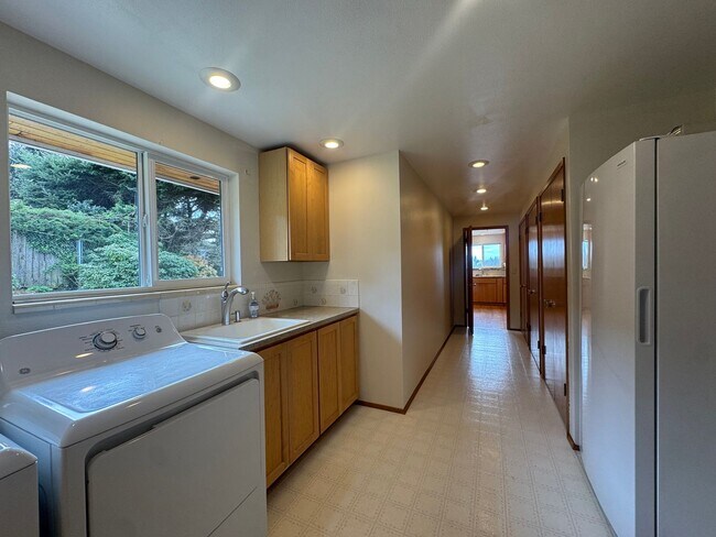 Building Photo - Stunning Three Bedroom With Amazing Views!