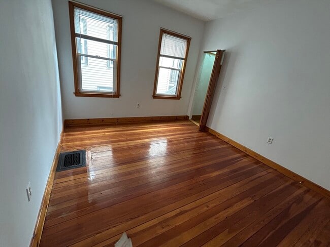 Building Photo - 9 Starbird St