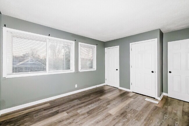 Building Photo - Charming 2 Bed, 1 Bath Apartment in Indianapolis - Don't Miss Out!