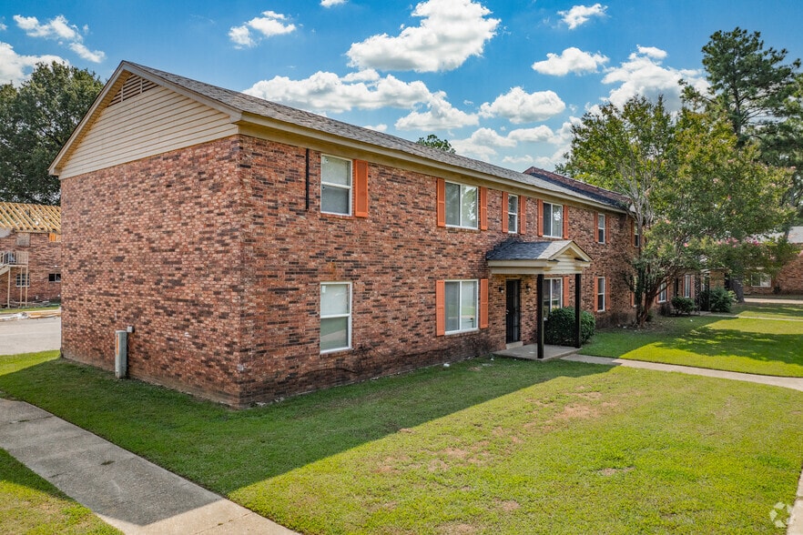 Building Photo - Camelot Manor