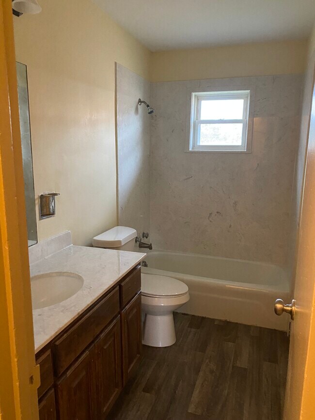 Upstairs Bath - Vista Oaks Townhomes