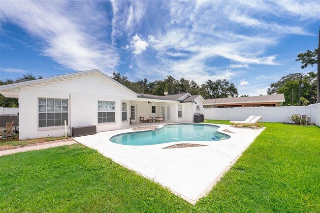 Building Photo - 2426 Whitehall Cir