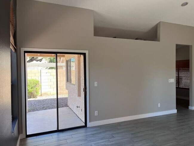 Building Photo - MOVE IN SPECIALS!! Lovely 3BD-2BA Gilbert ...
