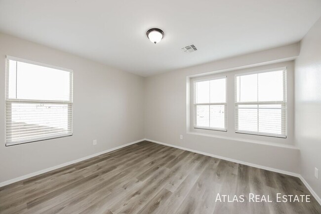 Building Photo - 4 WEEKS FREE RENT IF MOVED IN BY 11/30! De...