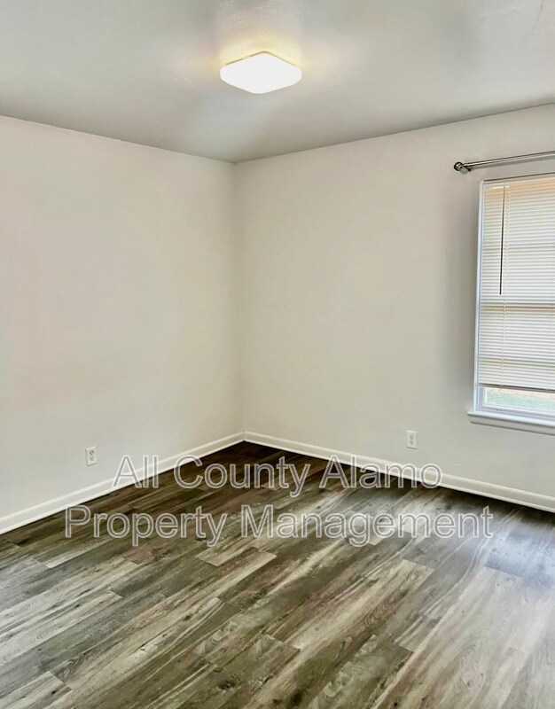 Building Photo - 4923 Creekmoor Dr