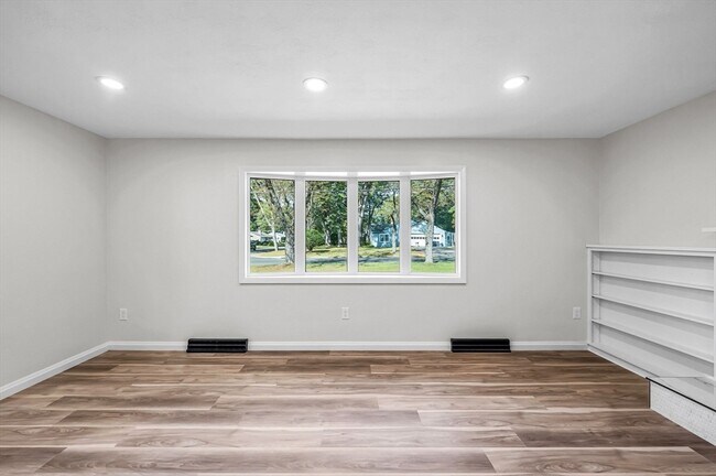 Building Photo - 557 Maple Rd