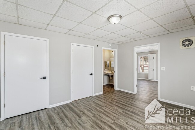 Building Photo - Wheelchair accessible LARGE 1 bedroom on the North side!