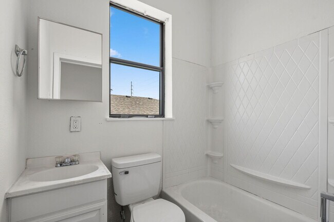 Building Photo - 813 S Jefferson Ave