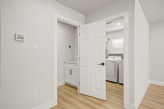 Building Photo - BEAUTIFUL 4 BEDROOM PROPERTY LOCATED IN BU...