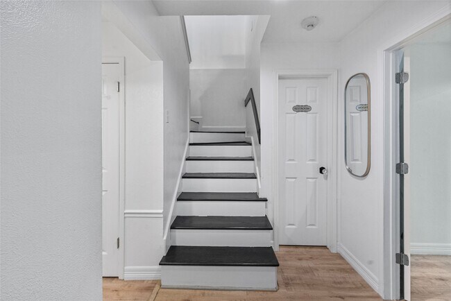Building Photo - 8033 Oakwood Forest Dr