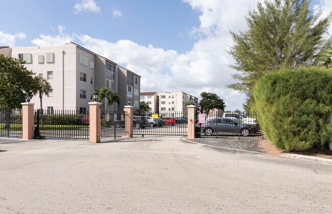 Building Photo - 2851 Somerset Dr