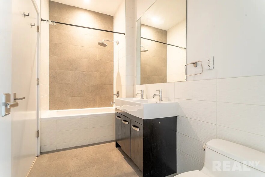 Building Photo - 177 Concord St