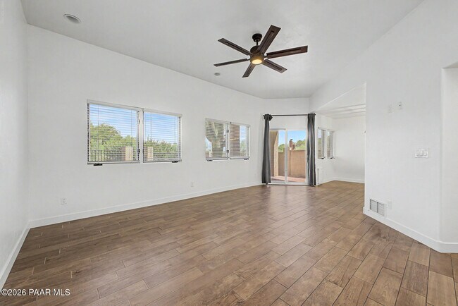 Building Photo - 504 S Stephanie Loop