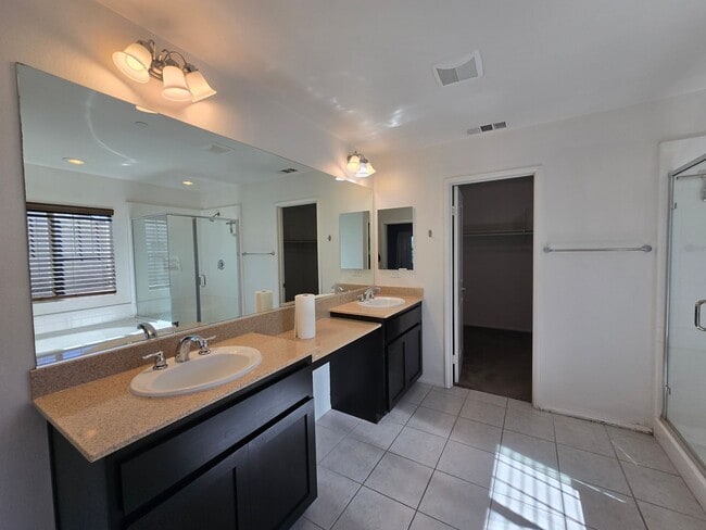 Building Photo - Spacious Home in Amenity-Rich Community