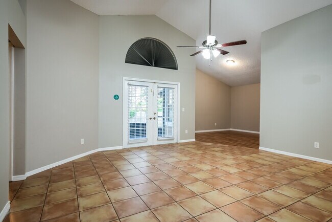 Building Photo - 1800 Grasmere Dr