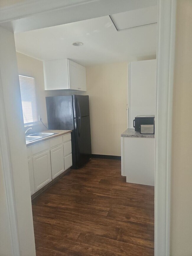 Building Photo - Must see this Large  one bedrom one bath  ADU home with availalbe off street parking.