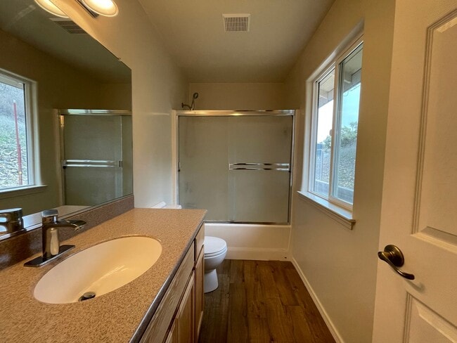 Building Photo - 3895 Hillcrest Dr