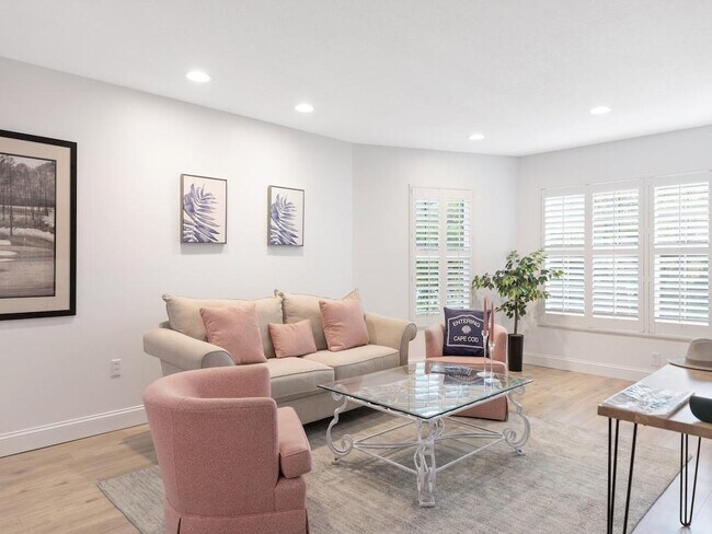 Building Photo - 900 Jasmine Ln