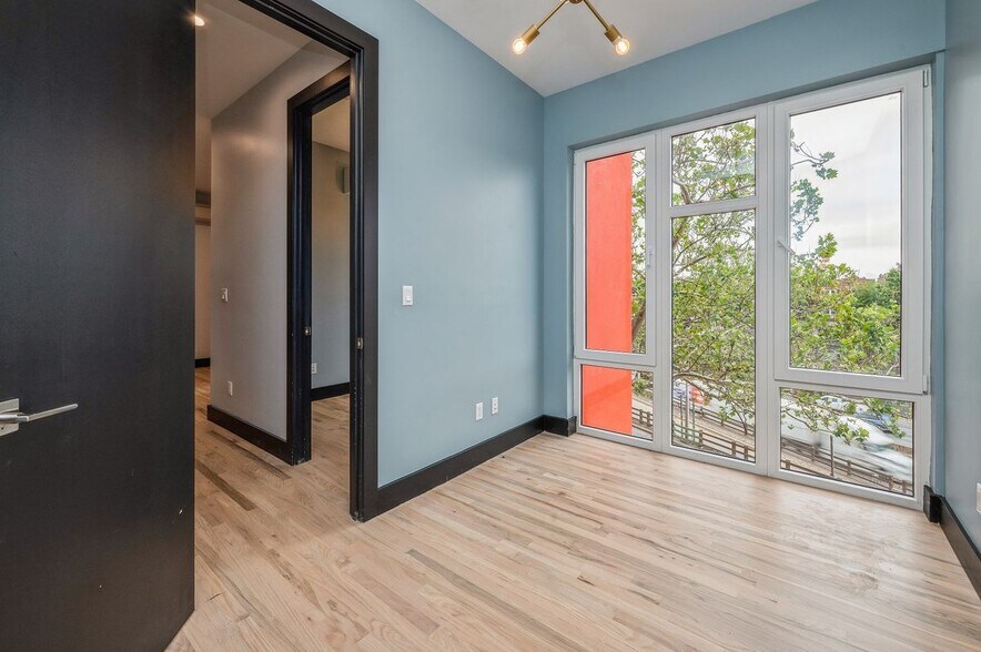 Building Photo - 1847-1849 Cross bronx expy