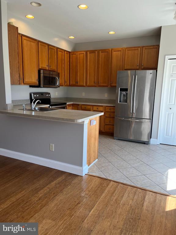 Building Photo - 3650 Rolling Hills Dr