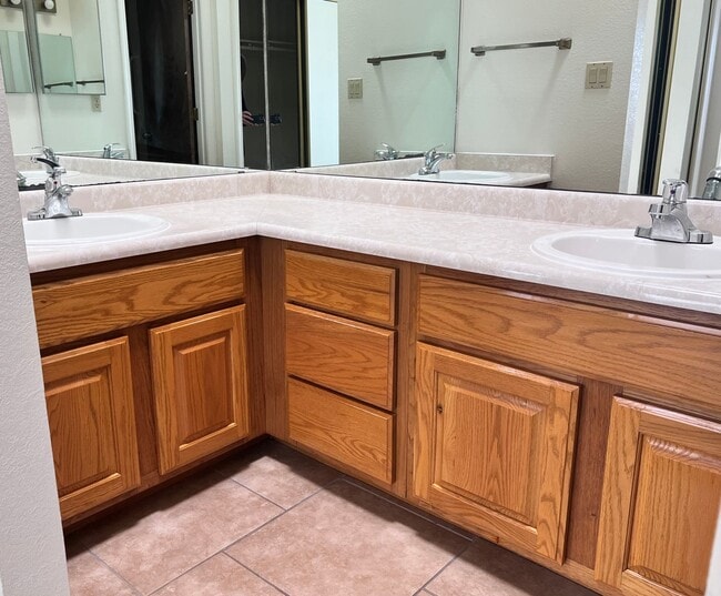 Building Photo - 1 week free! 2 Bedroom w/ fireplace, gated entrance for privacy and 2 CG