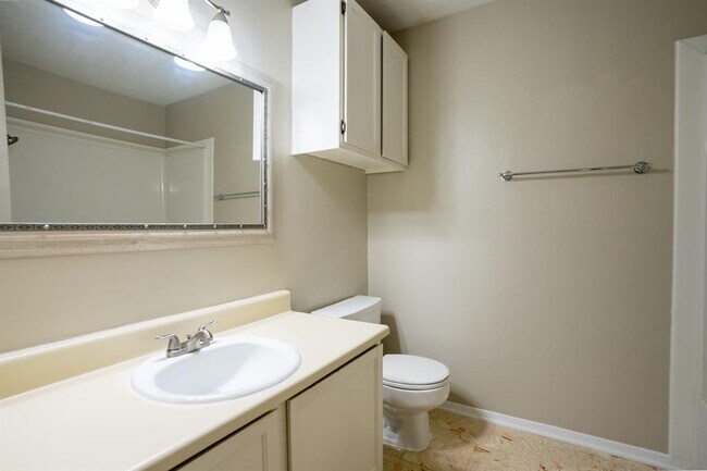 Building Photo - 2521 Crosstimbers St