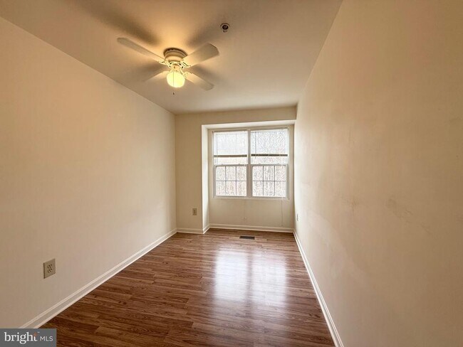 Building Photo - 10128 Reprise Dr