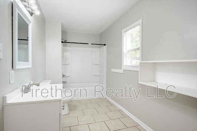 Building Photo - 2719a Meadowbrook Dr