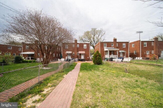 Building Photo - 604 Nicholson St NE