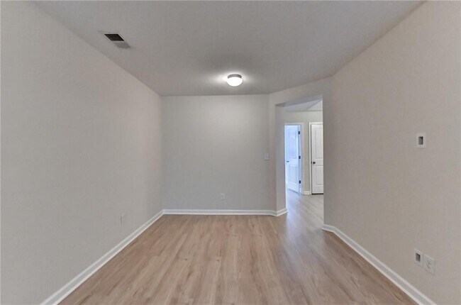 Building Photo - 2152 Greencrest Cir